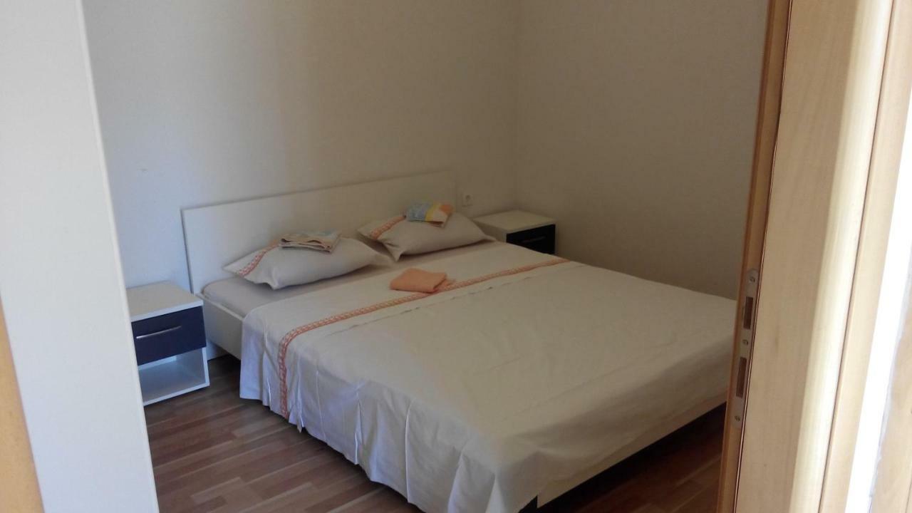 Ivica Apartments Пунат Екстериор снимка